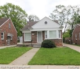 bungalow featuring a front yard