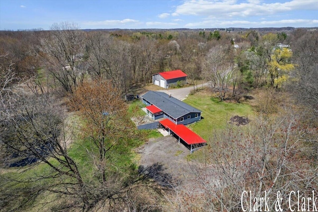 birds eye view of property featuring a forest view