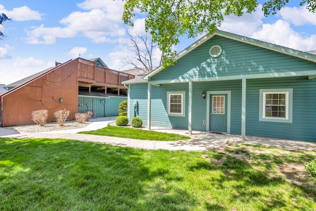 37 N Monroe St, Coldwater, MI 49036 - view of front facade with a front lawn