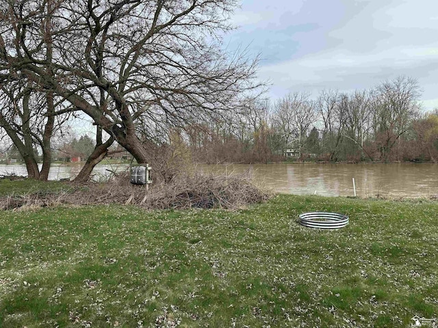 view of yard featuring a water view