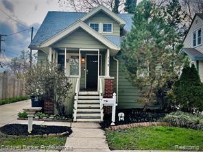 bungalow with concrete driveway and fence