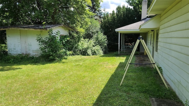 6225 Farmington Rd, West Bloomfield, MI 48322 - view of grassy yard