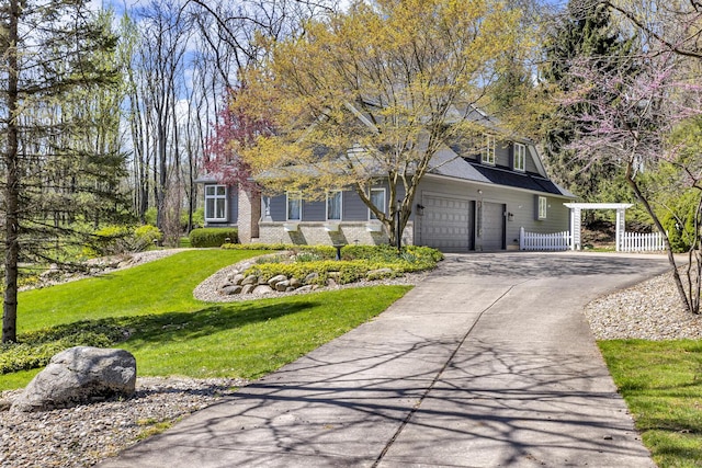 view of front of home featuring driveway, a front lawn, and fence