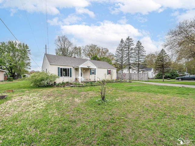 view of front of home featuring fence and a front yard