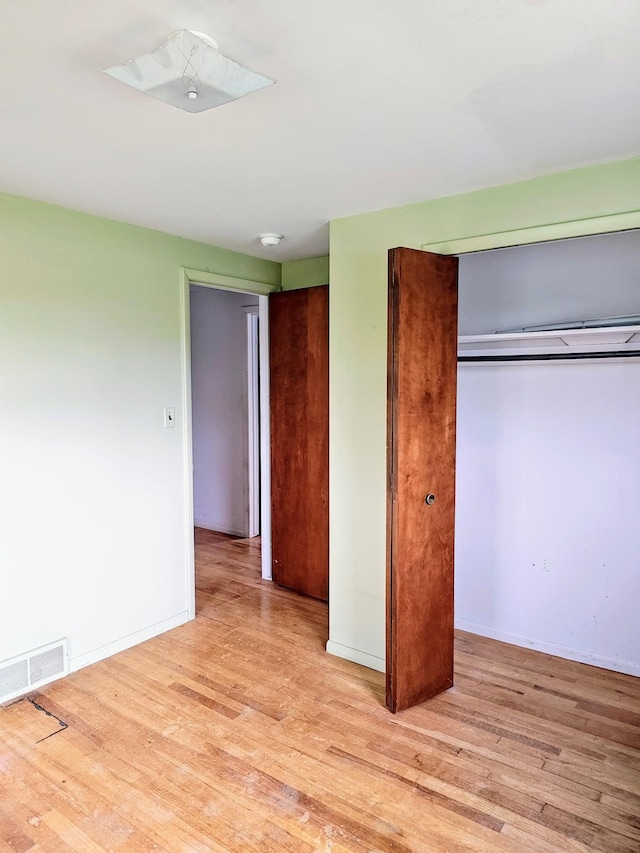 3385 Muerknoll Dr, Troy, MI 48084 - unfurnished bedroom featuring light wood-style flooring, a closet, and baseboards