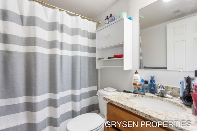 full bathroom featuring toilet, a shower with shower curtain, and vanity