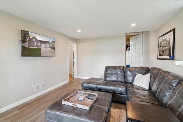 living area featuring wood finished floors, visible vents, baseboards, and recessed lighting