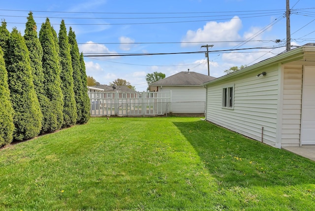view of yard featuring fence