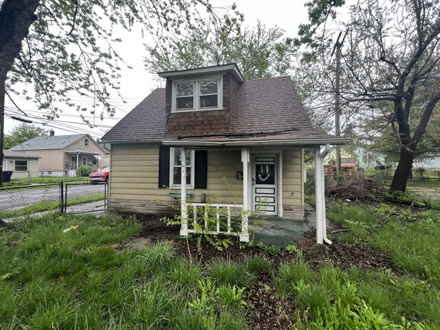 75 Abbott St, River Rouge, MI 48218 - bungalow-style house featuring a porch, fence, and a shingled roof