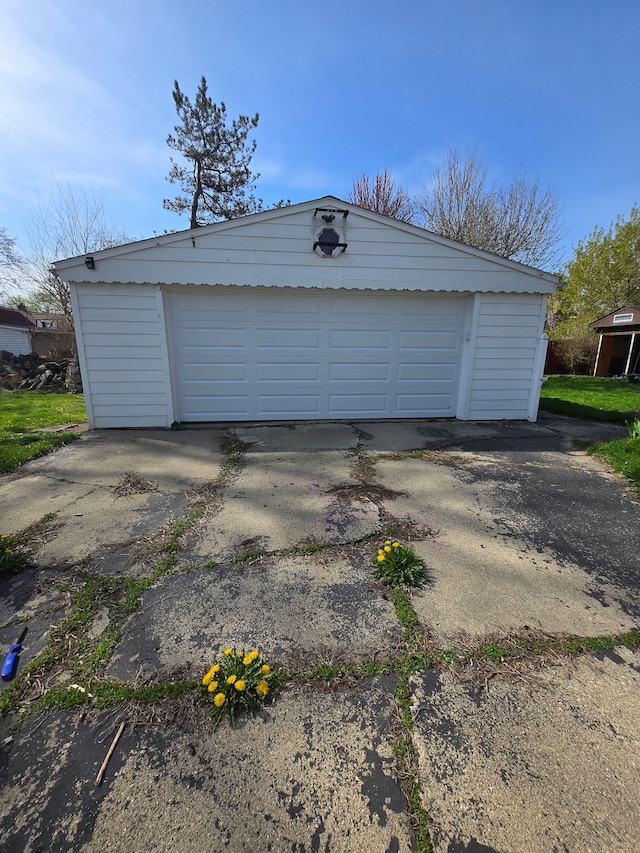 view of detached garage