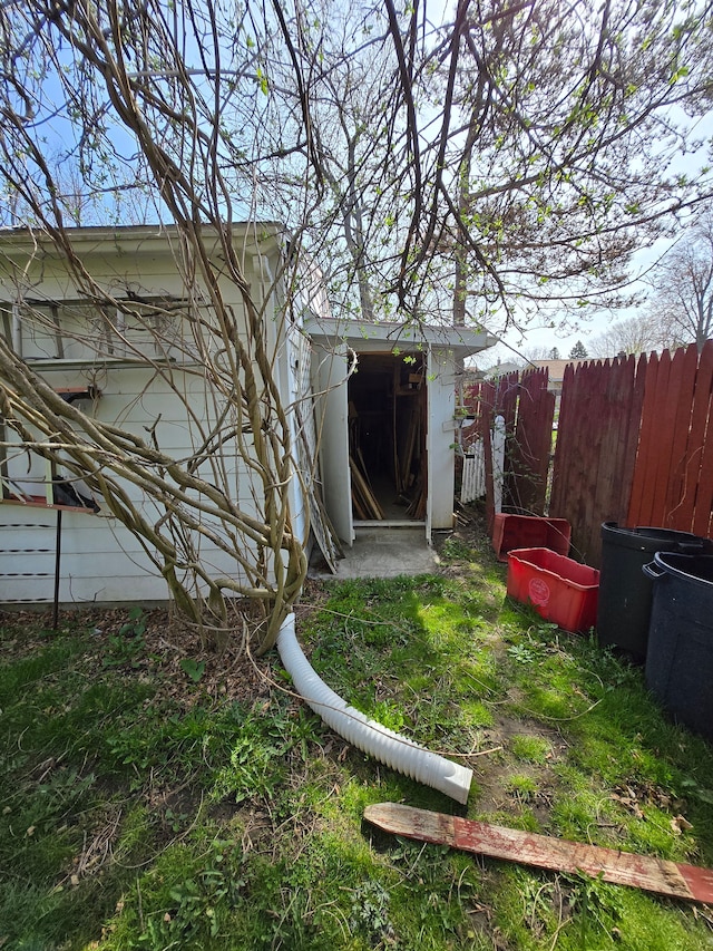 view of yard featuring fence and an outbuilding