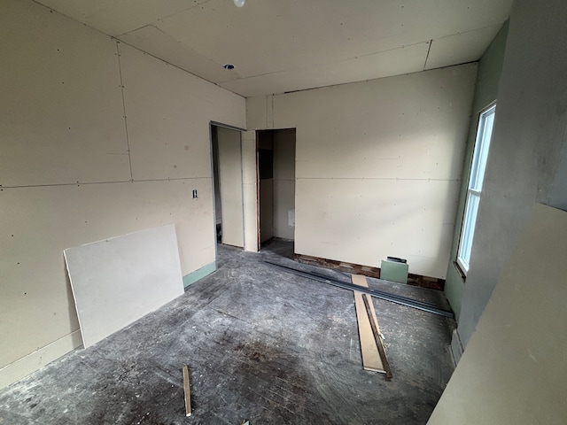 empty room featuring concrete flooring