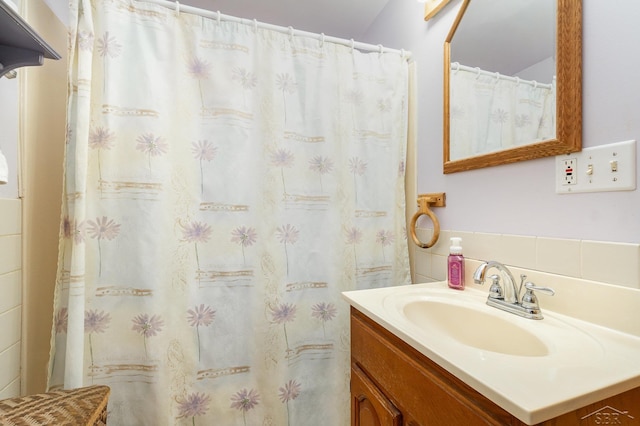 bathroom featuring vanity and a shower with shower curtain