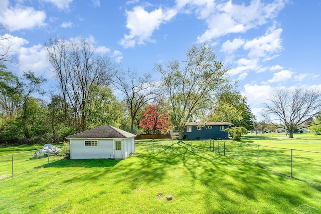 view of yard featuring an outdoor structure