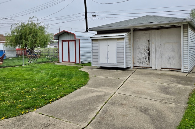 view of outdoor structure with an outdoor structure and fence