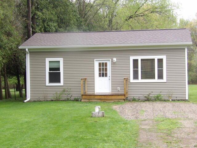 view of front of property with a front yard