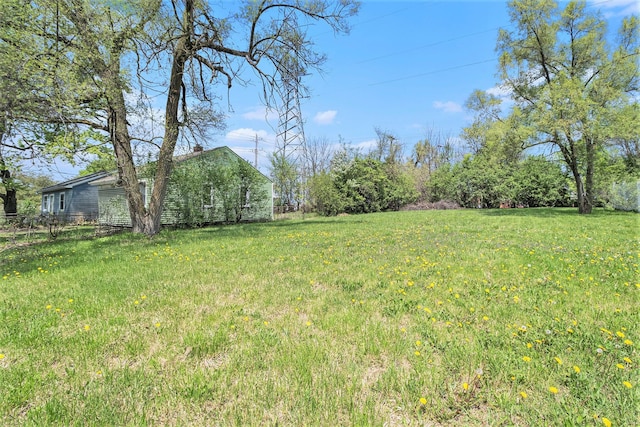 604 Montana Ave, Pontiac, MI 48341 - view of green lawn