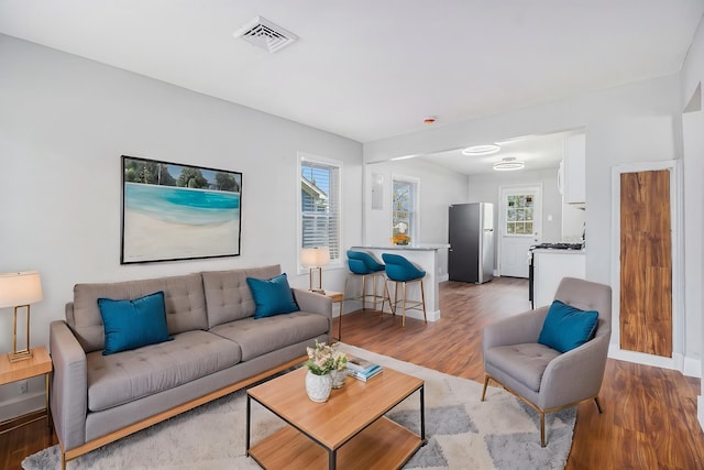 604 Montana Ave, Pontiac, MI 48341 - living area featuring light wood-style flooring and baseboards