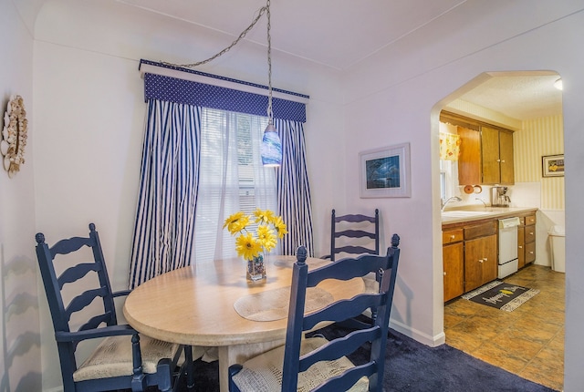 dining room featuring arched walkways