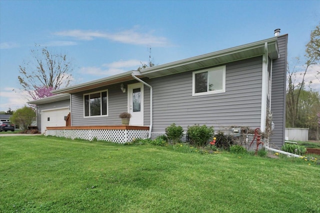 view of front of property featuring a front yard and a garage