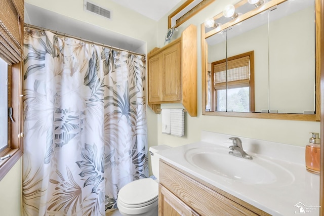 full bath with vanity, toilet, and a shower with curtain