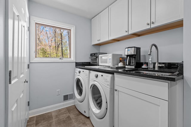 3370 Breezewood, Ortonville, MI 48462 - laundry room featuring washer and clothes dryer, baseboards, and a sink