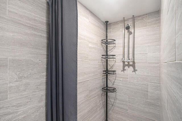 2737 Patricia Dr, Muskegon, MI 49445 - detailed view of a tile shower