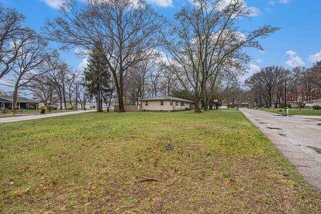2737 Patricia Dr, Muskegon, MI 49445 - view of grassy yard