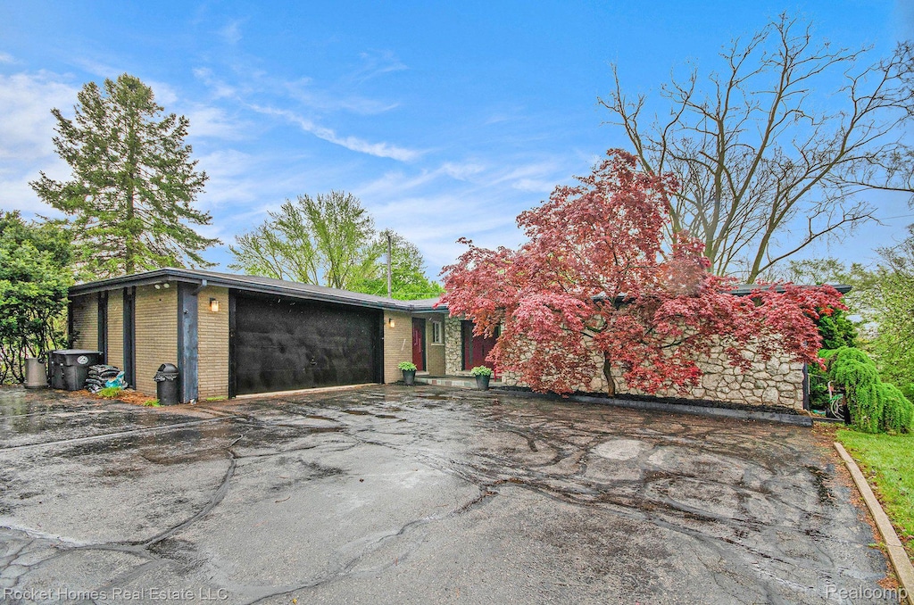 17204 Carol St, Livonia, MI 48152 - view of garage
