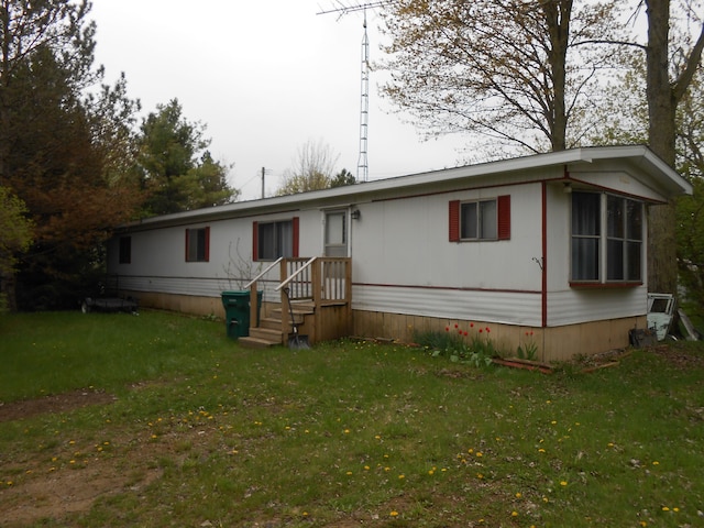view of front of house featuring a front lawn
