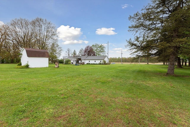 view of yard with an outdoor structure and a shed