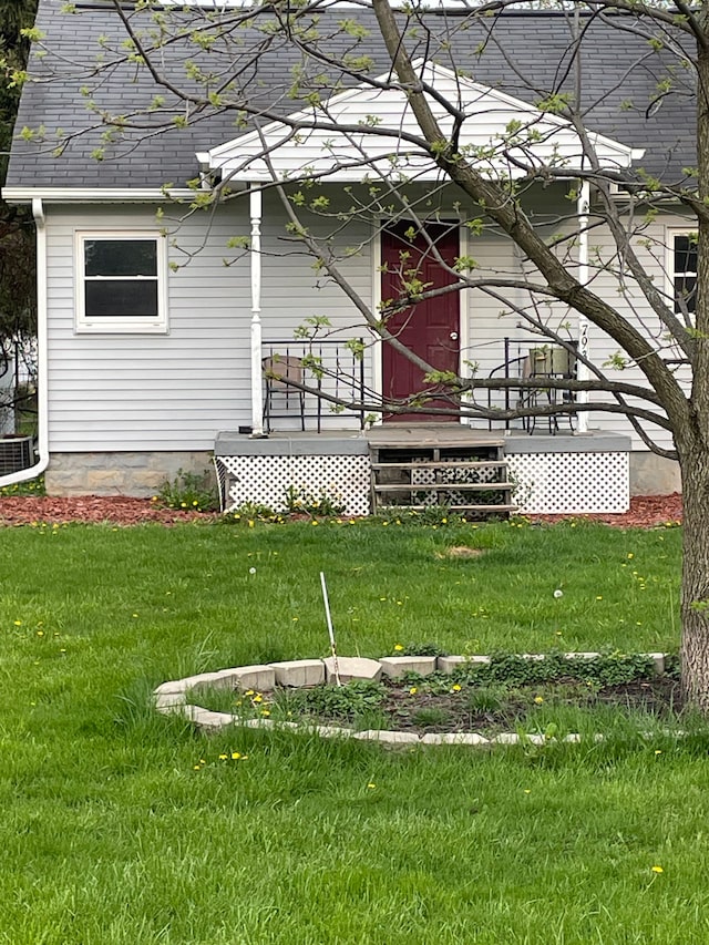rear view of house featuring a yard
