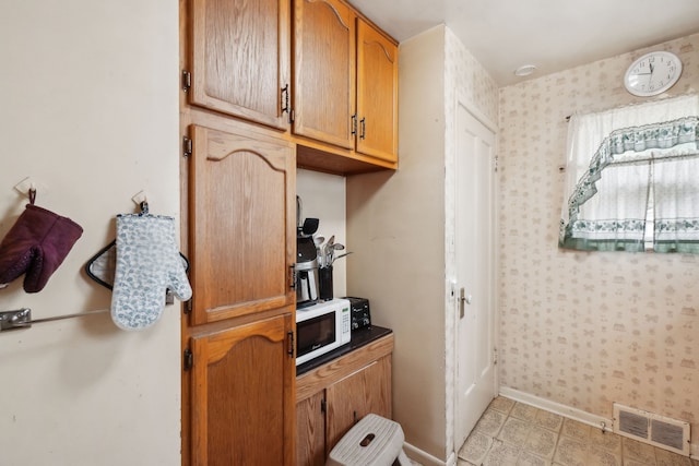 933 Cameron Ave, Pontiac, MI 48340 - mudroom featuring baseboards and wallpapered walls