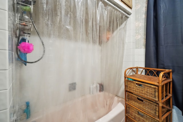 933 Cameron Ave, Pontiac, MI 48340 - bathroom featuring shower / bath combo