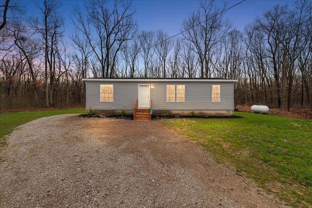 manufactured / mobile home featuring a front lawn and driveway