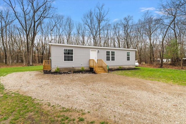 manufactured / mobile home featuring a front lawn