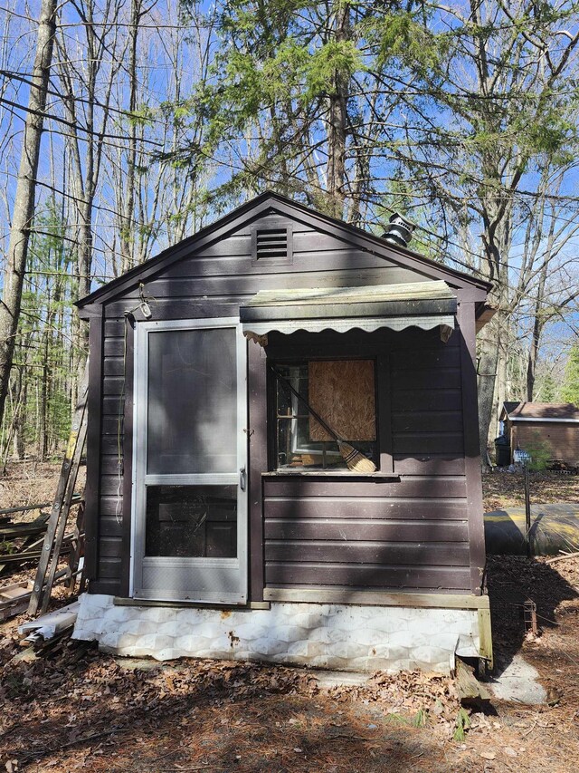 view of outdoor structure featuring an outdoor structure