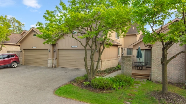 29513 Sierra Pointe Cir, Farmington Hills, MI 48331 - townhome / multi-family property featuring asphalt driveway and brick siding