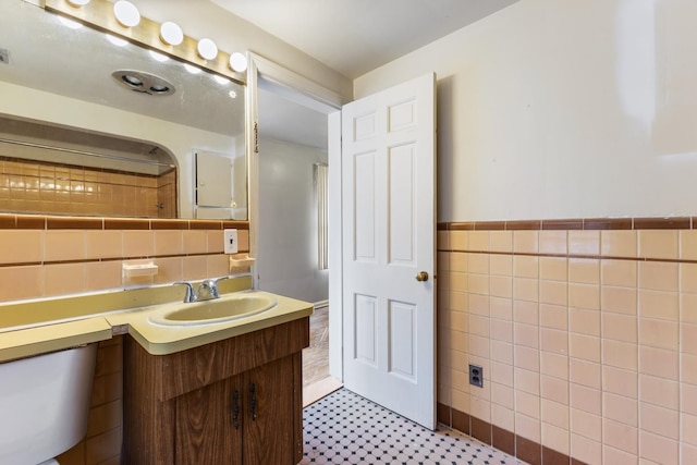16760 Greenview Ave, Detroit, MI 48219 - bathroom with wainscoting, vanity, and tile walls