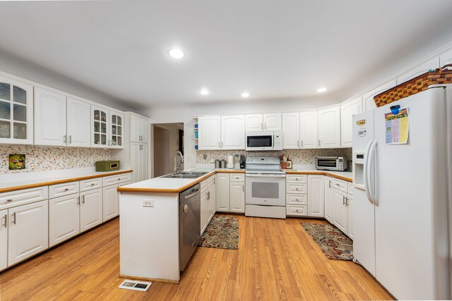 3928 Embarcadero St, Waterford, MI 48329 - kitchen with white appliances, a sink, tasteful backsplash, light wood finished floors, and recessed lighting