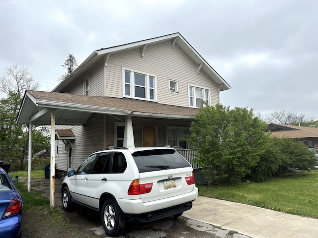 view of front of property featuring a shingled roof