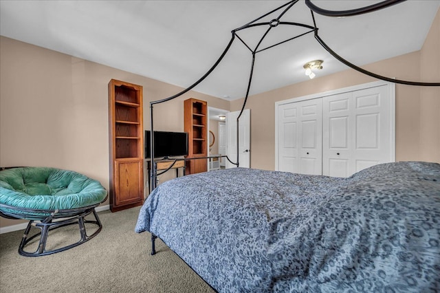bedroom with a closet, baseboards, and carpet floors