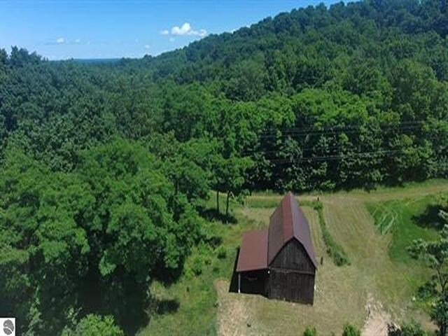 7699 Benzie Hwy, Benzonia, MI 49616 - photo 4