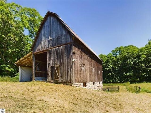 7699 Benzie Hwy, Benzonia, MI 49616 - photo 5