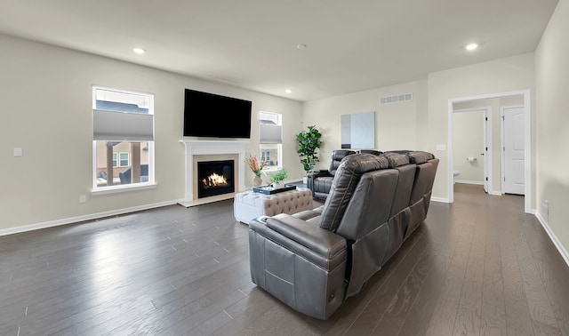 43547 Bolingbrooke Ln, Novi, MI 48377 - living area featuring dark wood-type flooring, recessed lighting, a glass covered fireplace, and baseboards