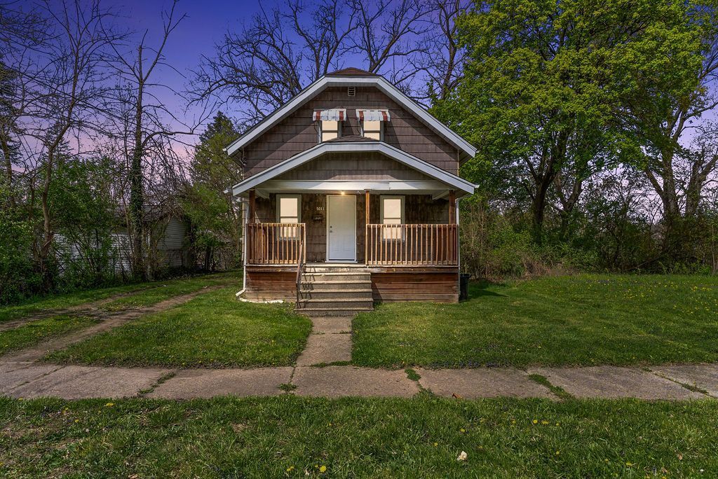 5011 Baldwin Blvd, Flint, MI 48505 - bungalow-style house with covered porch and a front lawn