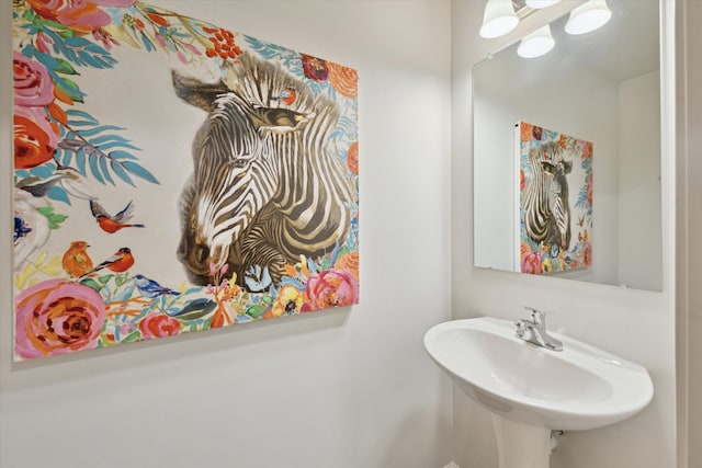 bathroom featuring a sink
