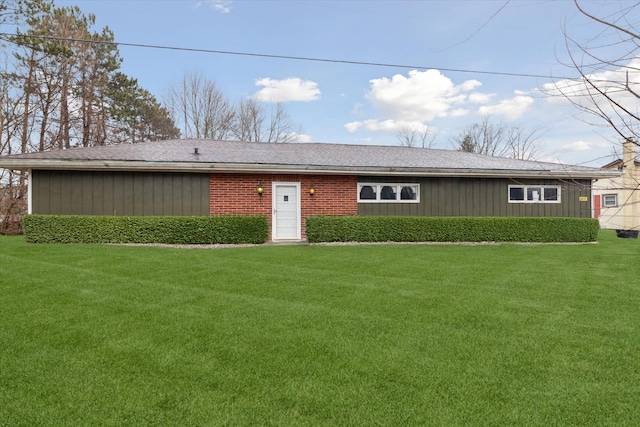 single story home featuring a front lawn