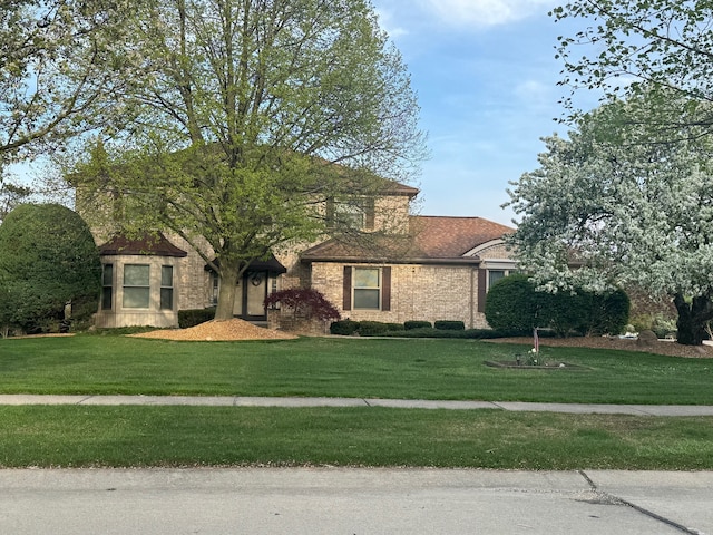 view of front of house featuring a front lawn
