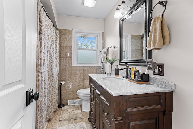 full bath featuring toilet, vanity, visible vents, and curtained shower